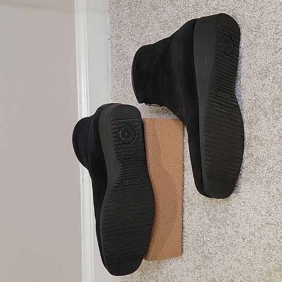 LA CANADIENNE SHANAH BOOTIES SIZE 7.5 M - Picture 3 of 11